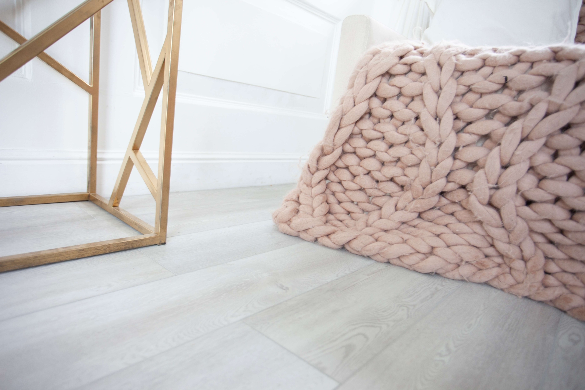 Усовершенствованная кварц-виниловая плитка «Damy Floor» Дуб Зимний (1227*187*2,5 мм) — купить в Евпатории