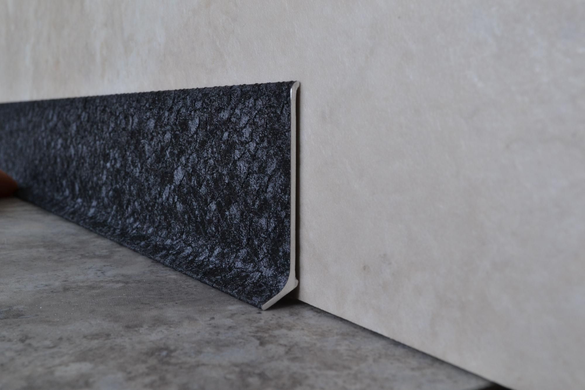 Плинтус алюминиевый L-образный текстура кожи черная (2500*11*60 мм) — купить в Евпатории