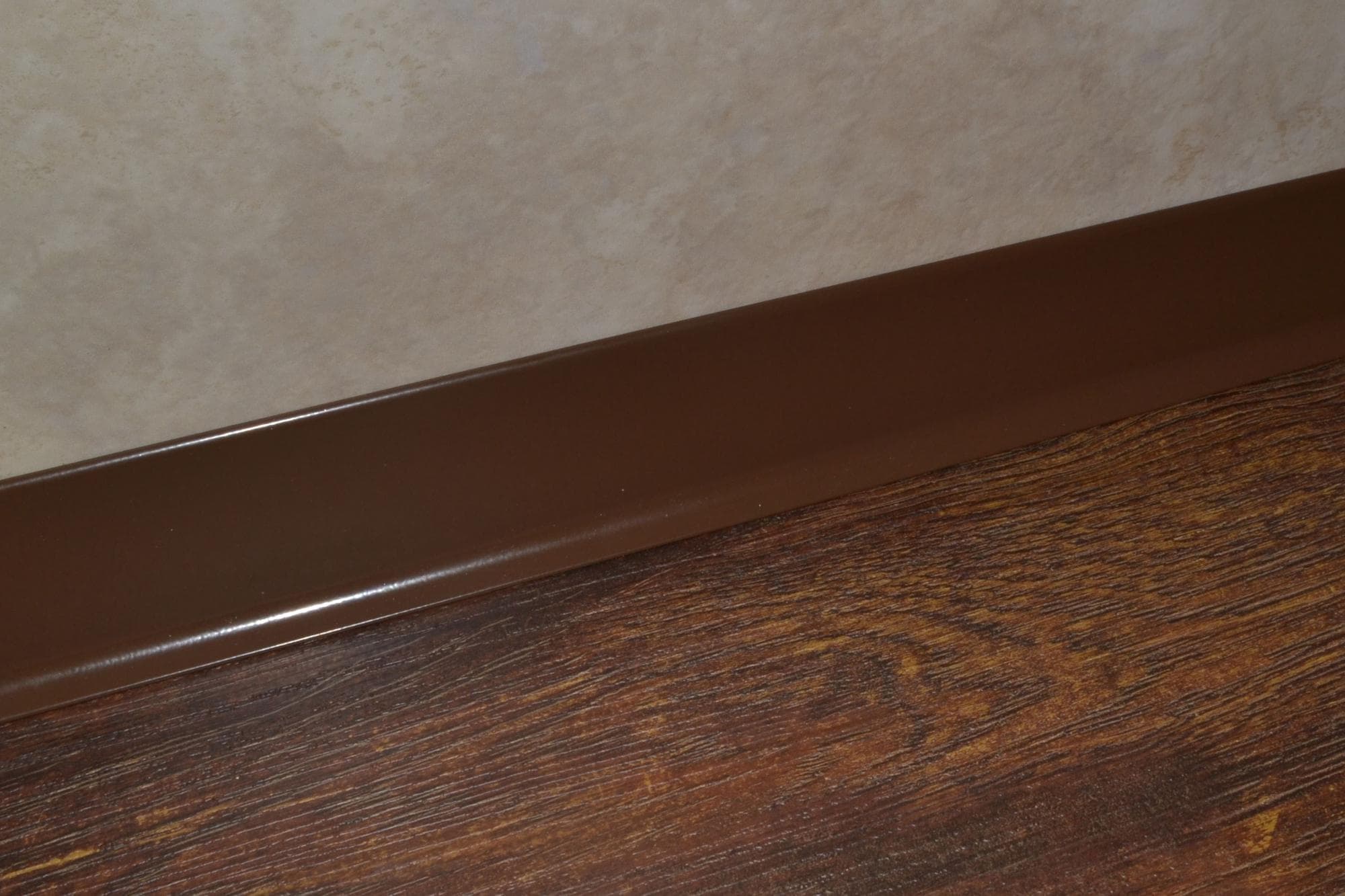 Плинтус алюминиевый L-образный шоколад (2500*11*60 мм) — купить в Евпатории